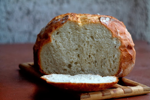 Burgonyás tejfölös kenyér vaslábasban sütve